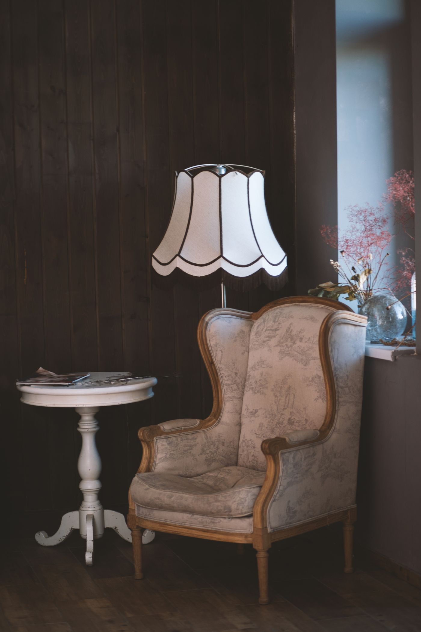 A vintage lamp and decor objects
