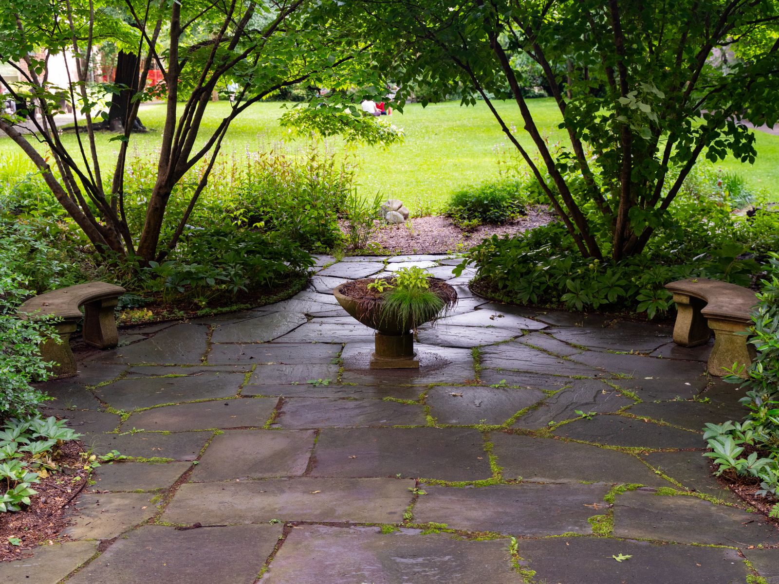 A finished interlocking paver patio