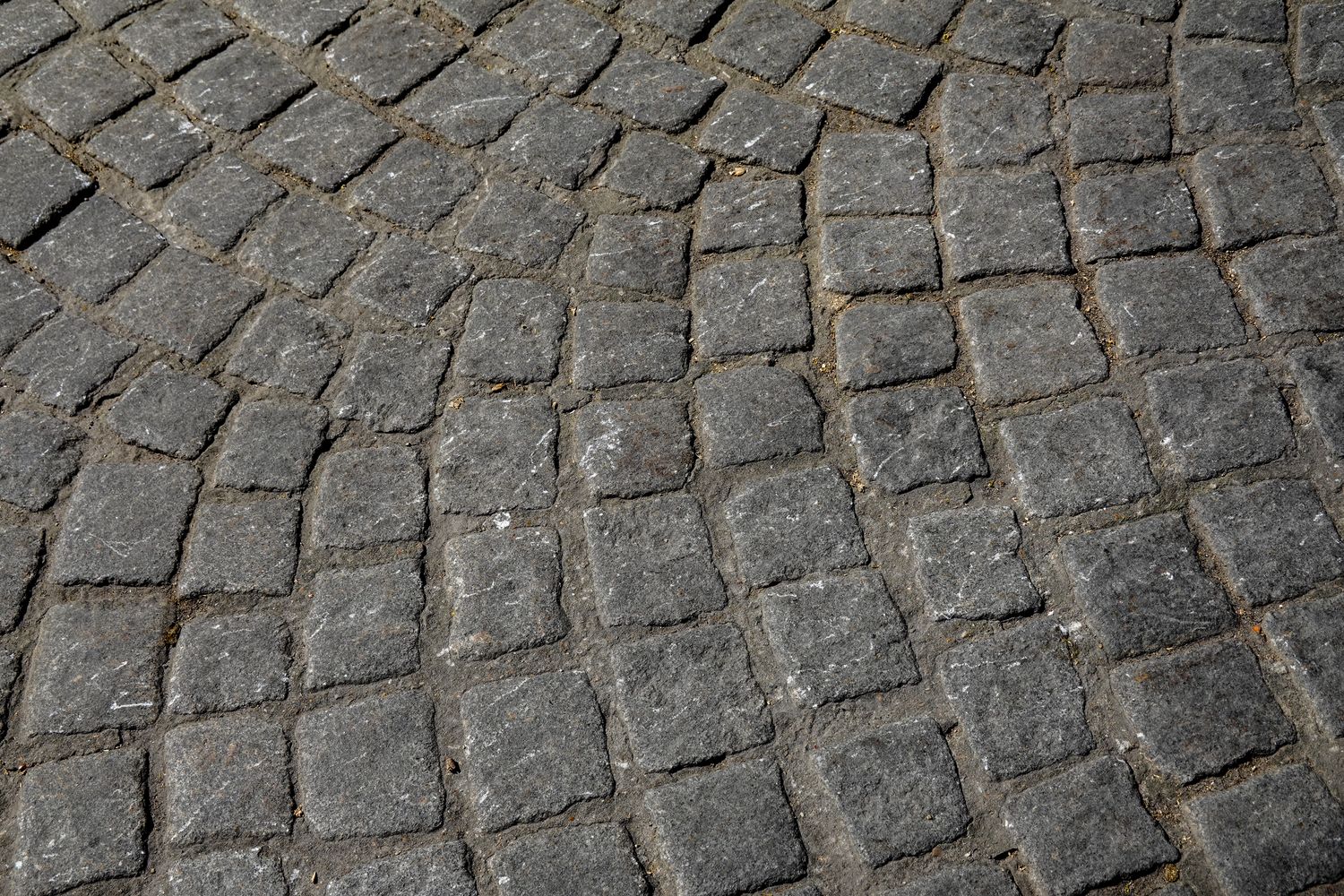 Tight cobble joints in a fan pattern