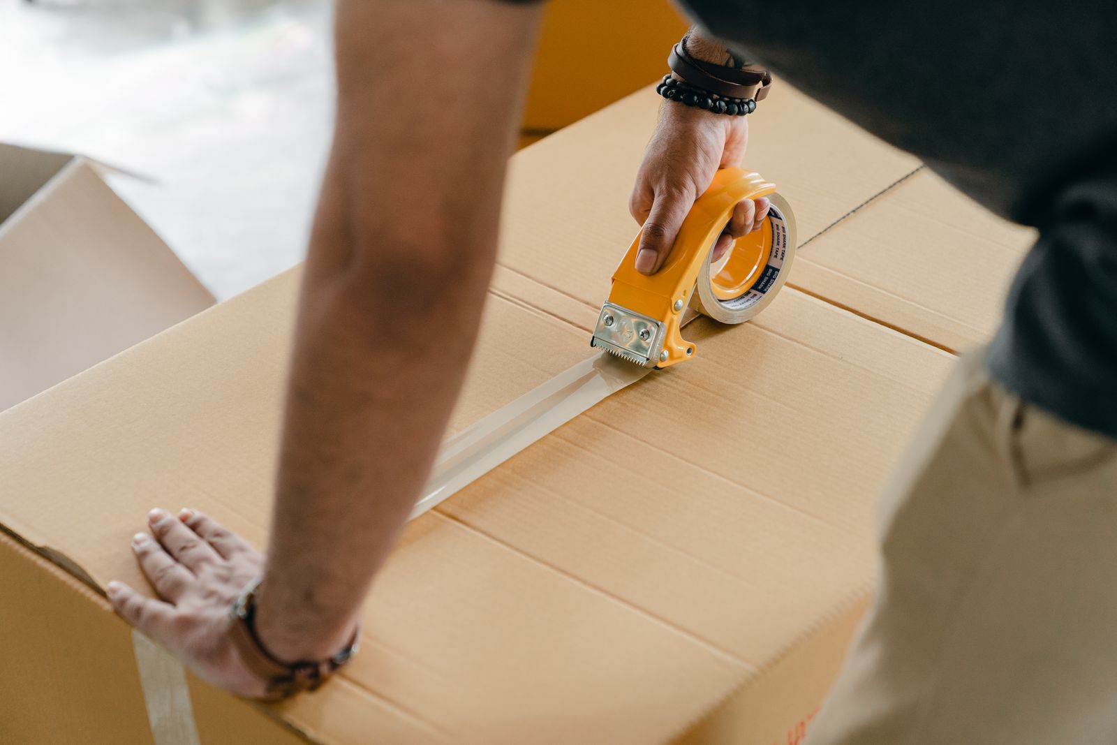 Taping a moving box