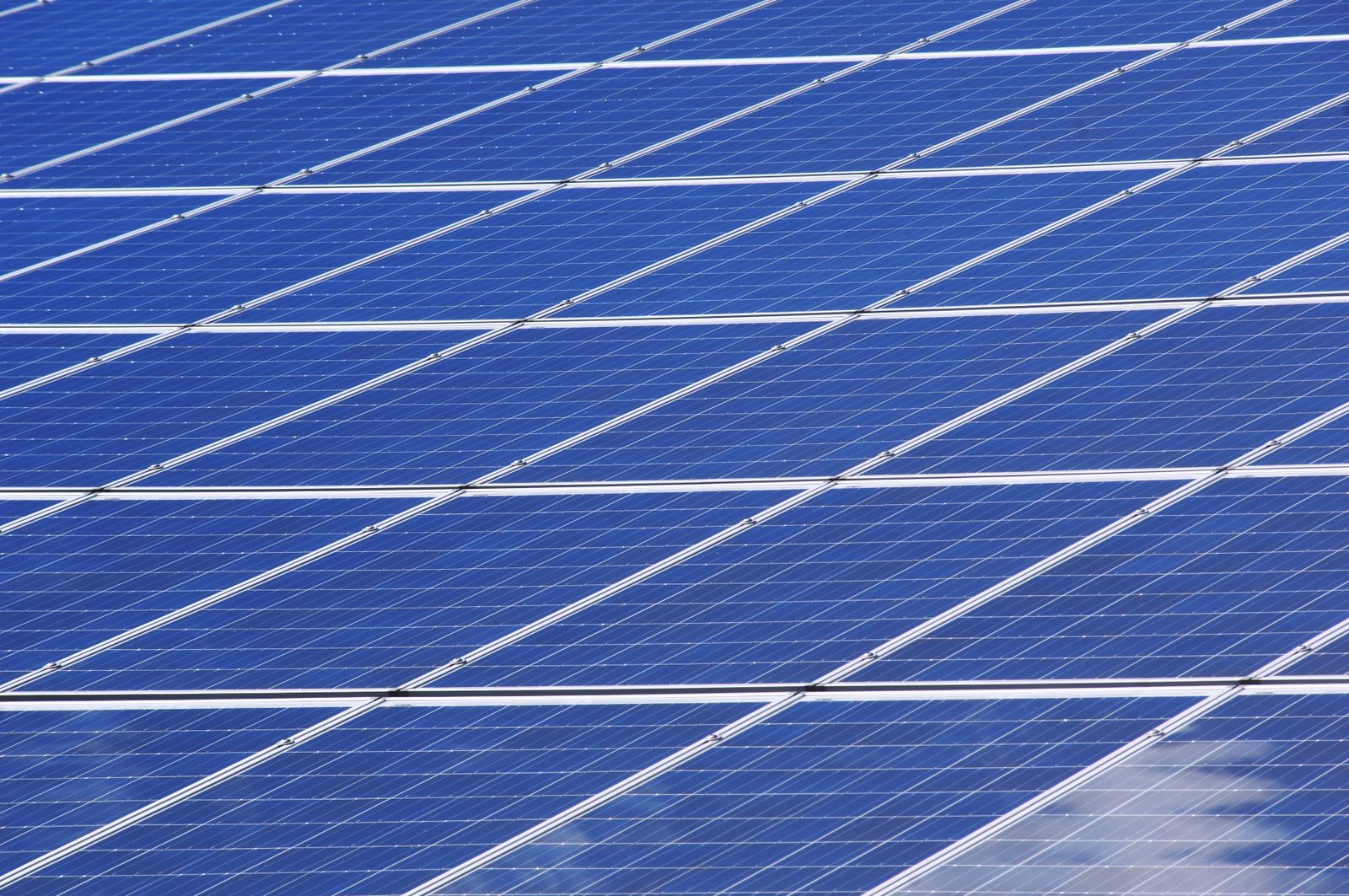 Rooftop solar panel array