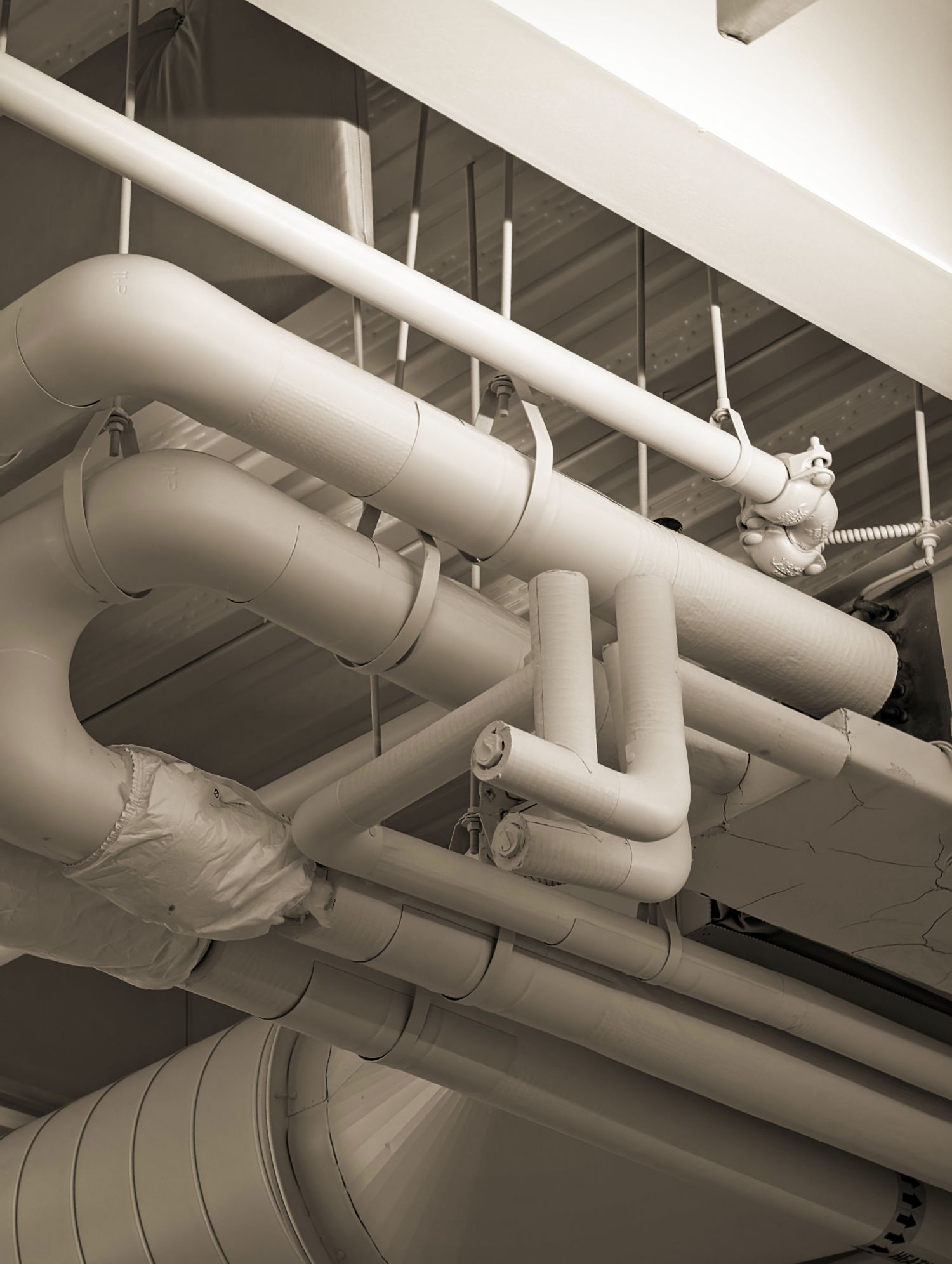 Network of insulated industrial pipes