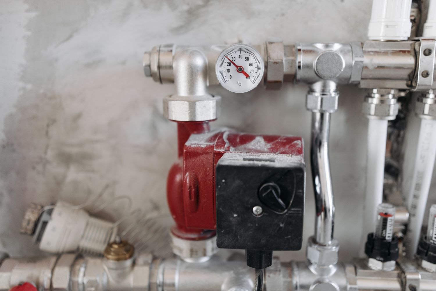 Refrigeration manifold with pump and pressure gauges