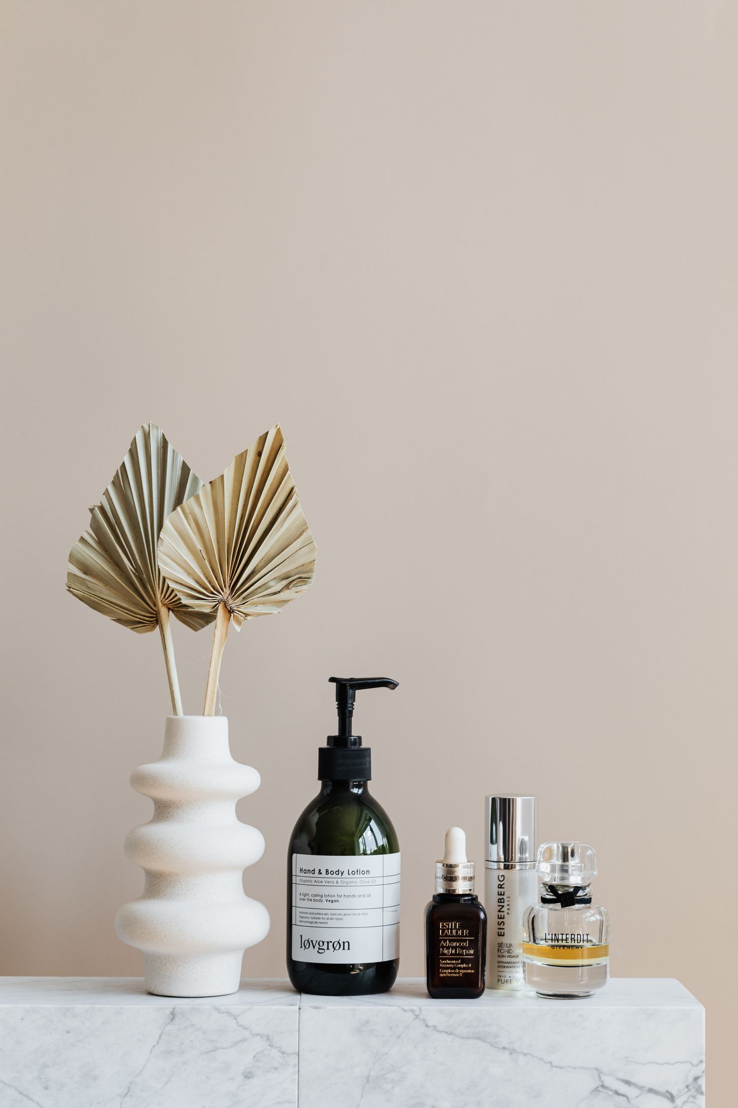 Dried pampas grass in a vase on a shelf