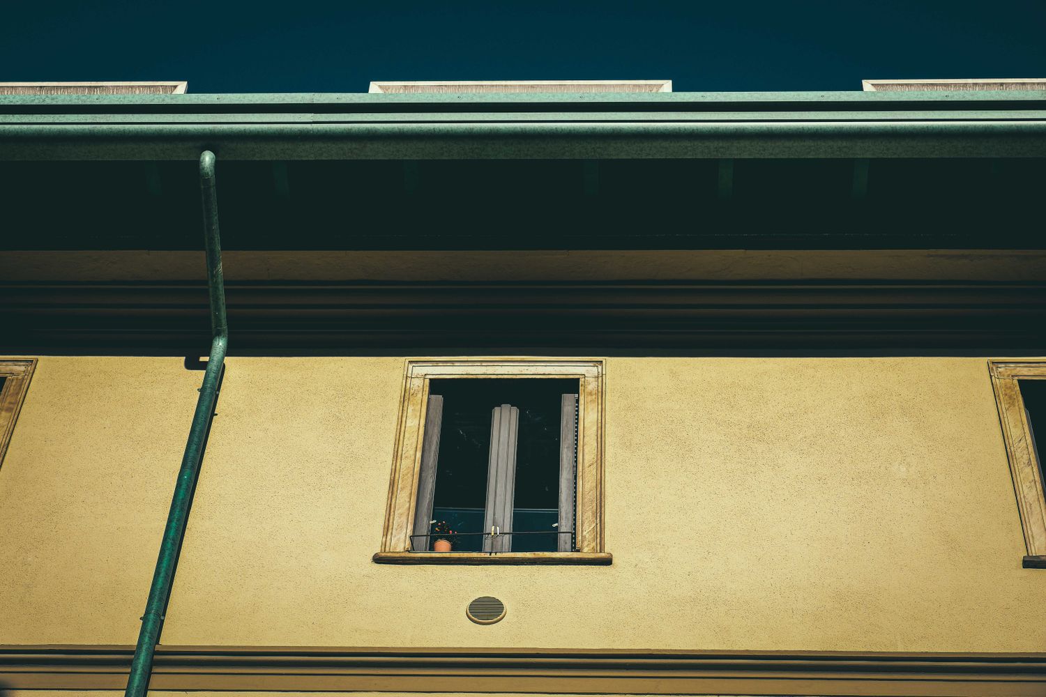 Eaves and gutter detail
