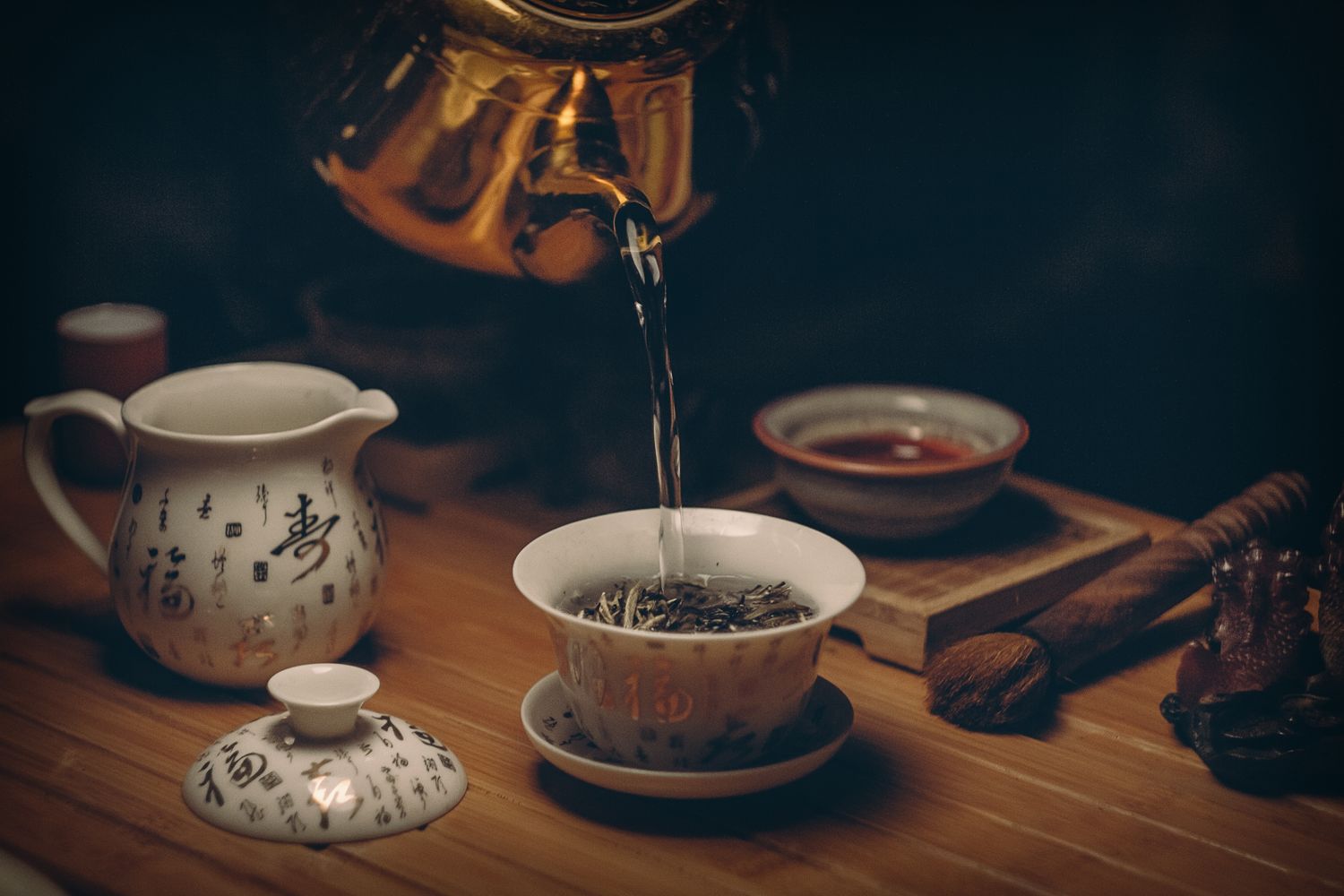 A loose-leaf tea service