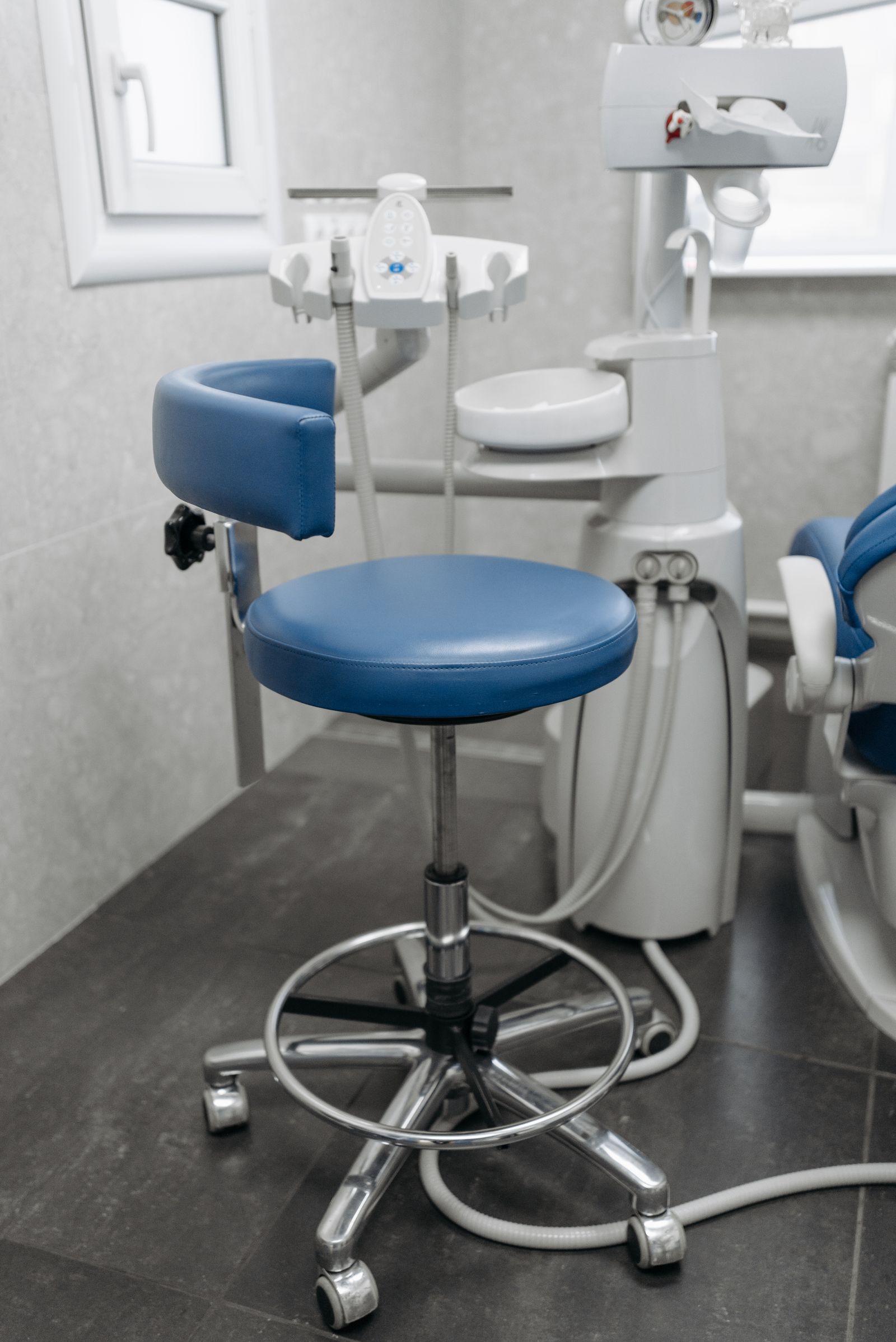 The operatory stool and delivery system